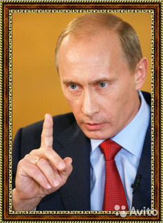 Портрет Владимира Путина в рамке со стеклом