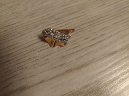 Золотая серёжка одна