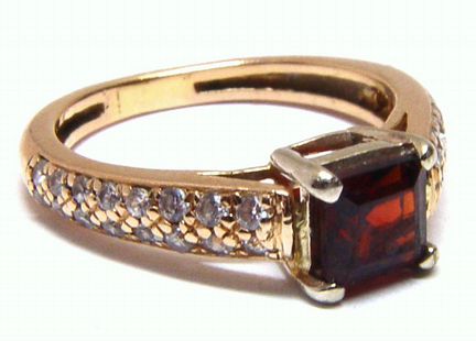 Золотое кольцо с гранатом и фианитами 585 пробы
