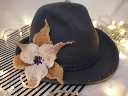 Войлочная брошь цветок в пудровой гамме с аметиста