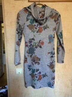 Платье серое с цветами