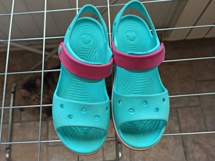 Босоножки для девочки crocs