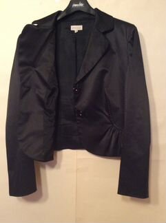 Черный пиджак (короткий) с контрастной отстрочкой