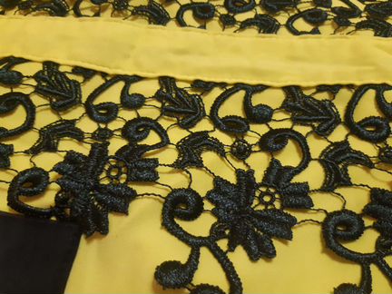 Интересное лимонное платье