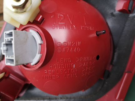 Mazda 3 фонарь в крышку багажника левый