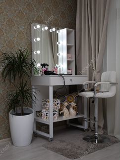 Гримёрные столы на металлокаркасе с зеркалом