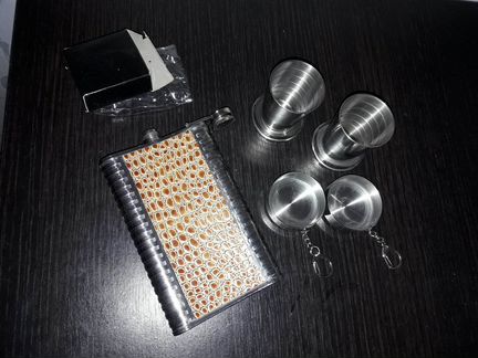 Фляжка со складными стаканчиками