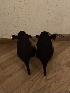 Базовые чёрные босоножки