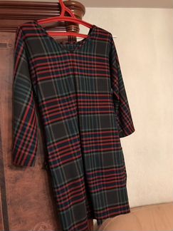 Стильное клетчатое платье с широким ремнём