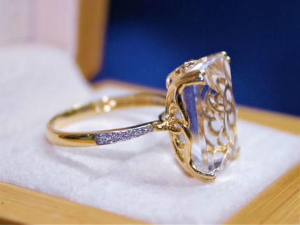 Золотое кольцо с бриллиантами новое