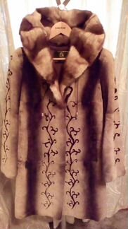 Красивая шуба из бобра с норкой