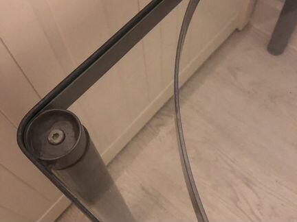 Стеклянный журнальный столик