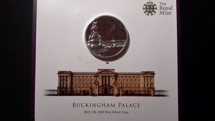 Монета Букингемский дворец 100 фунтов