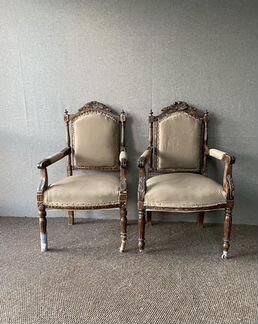 Пара антикварных кресел