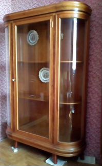 Антикварная витрина для коллекционеров фарфора