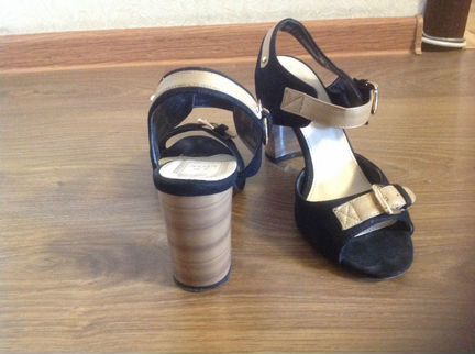 Женские босоножки