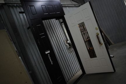 Дверь входная для частного дома со стеклом